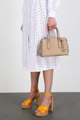 תמונת כל הלוק של Emma Small Tote Bag in Camel